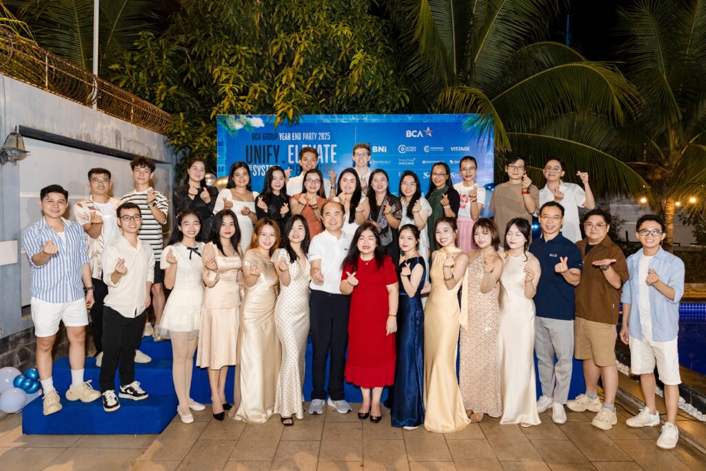 Đêm tiệc Gala Dinner dưới ánh đèn lung linh bên hồ bơi chính là